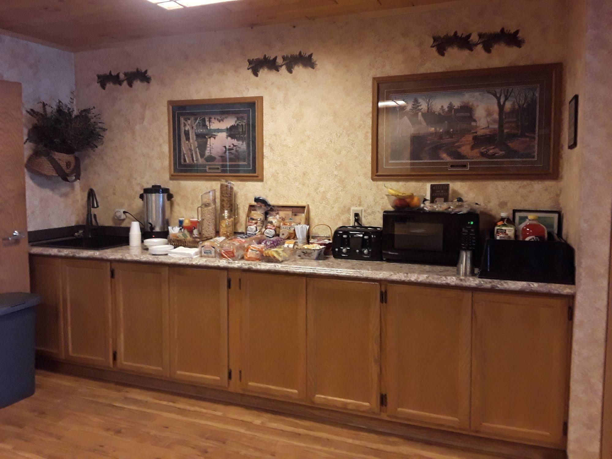 Chicaugon Lake Inn Gaastra Экстерьер фото