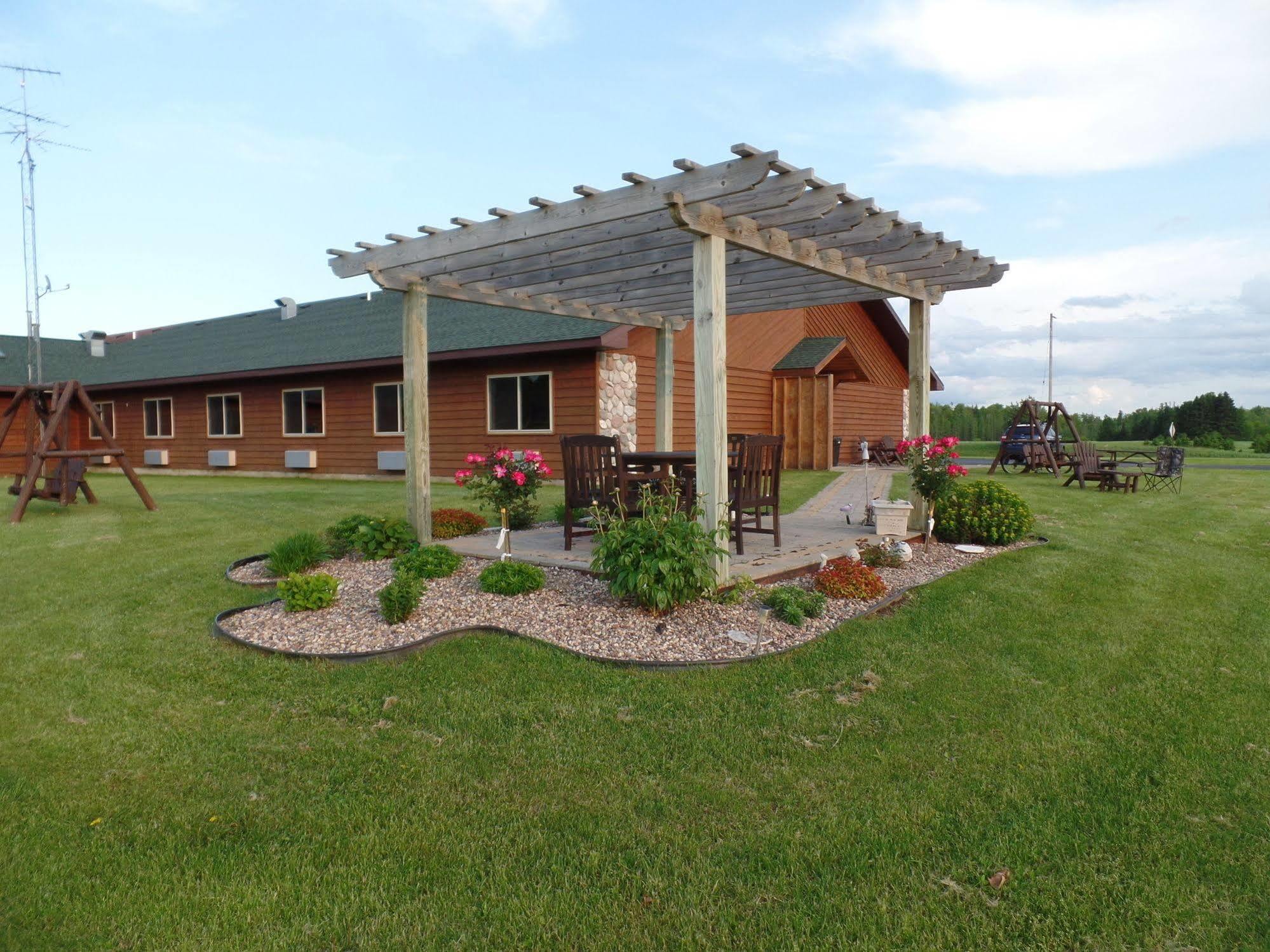 Chicaugon Lake Inn Gaastra Экстерьер фото